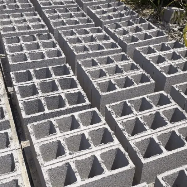 Blocos de concreto produzidos pela Bela Blocos no pátio da fábrica em Caçapava