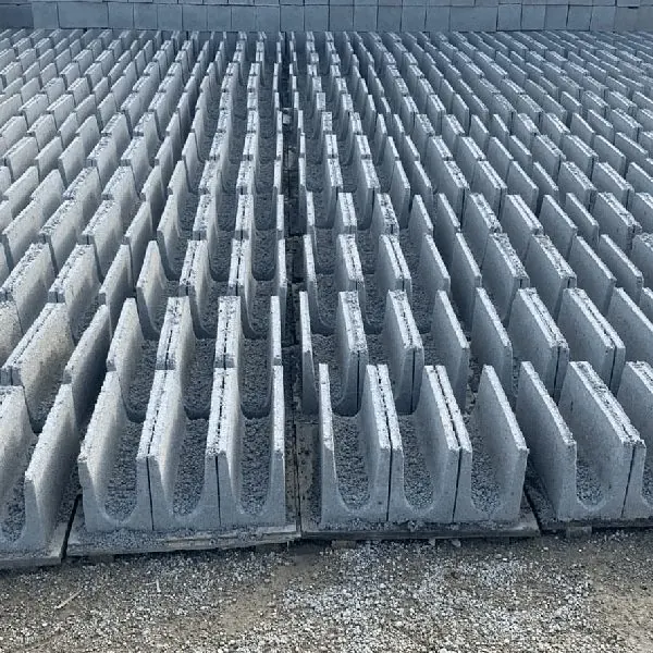 Canaletas de concreto enfileiradas no pátio da Bela Blocos